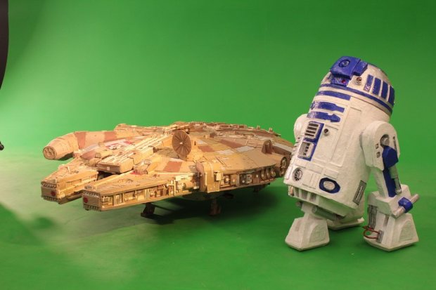 lspximq imgur Star Wars Fan Creates Insanely Detailed Cardboard Millennium Falcon