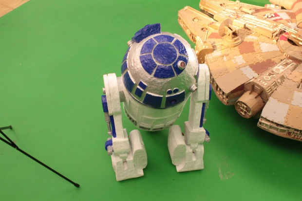 st4okun imgur Star Wars Fan Creates Insanely Detailed Cardboard Millennium Falcon