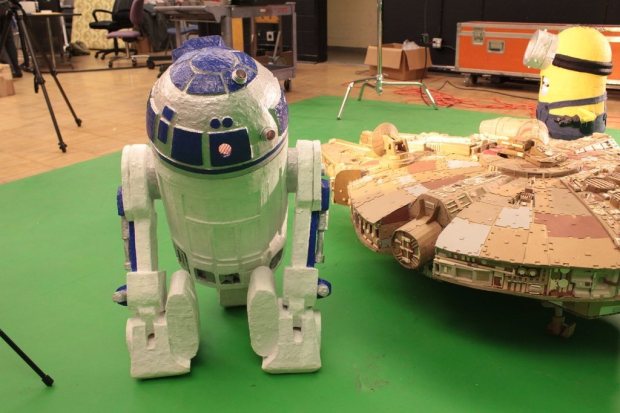 ym7vict imgur Star Wars Fan Creates Insanely Detailed Cardboard Millennium Falcon
