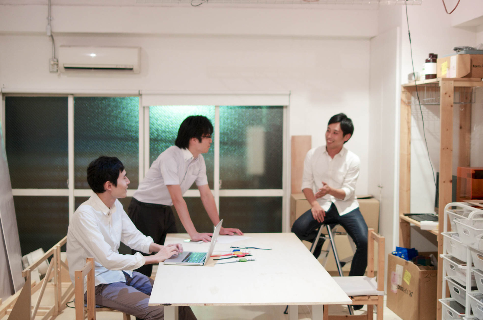 東京東部に所在するGinger Design Studioのスタジオ。ほとんどのテーブルや棚、イスなどの家具も自分たちで作ったもの