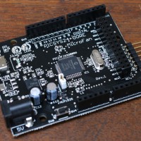 Arduinoの形をしたPICボード