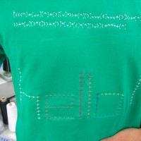 Twitterで刺繍するTシャツ（東京で展示中）