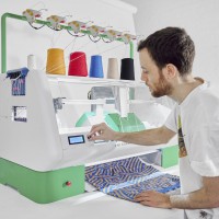 デスクトップ完全無縫製自動編み機「Kniterate」がKickstarterキャンペーン中