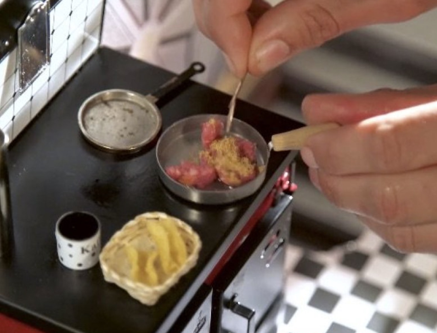 Make: Japan | 本当に食べられるミニチュア料理「Tiny Cooking」