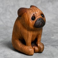 ペットを失った友人に贈る木彫りのパグ
