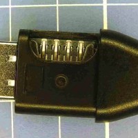 盗聴器と位置特定装置をUSBケーブルのプラグに内蔵した「スパイ・インプラント」