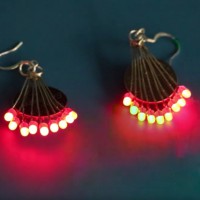 ［MAKE: PROJECTS］簡単に作れてワークショップの題材にもなるLEDイヤリング